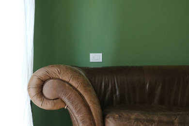 Imagen de salón cerrado contemporáneo de tamaño medio con paredes verdes y suelo de madera oscura