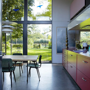 リールの広いコンテンポラリースタイルのLDKの画像 (コンクリートの床、白い壁、暖炉なし)