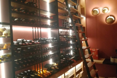 Idee per una cantina american style di medie dimensioni con pavimento in marmo