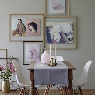 ハンブルクの小さいLDKの画像 (グレーの壁、無垢フローリング、暖炉なし、茶色い床)