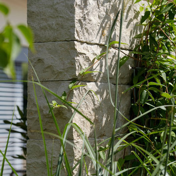 Großzügige Terrasse mit stilvollem Sonnenschutz
