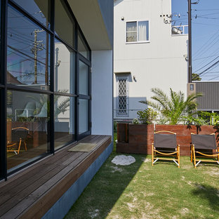他の地域の小さいコンテンポラリースタイルのおしゃれな横庭のテラス (張り出し屋根) の写真