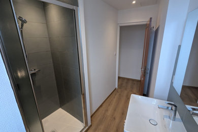 Aménagement d'une salle de bain contemporaine.