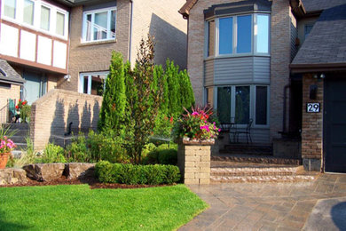 Design ideas for a traditional landscaping in Toronto.