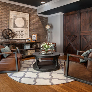 Klassisk inredning av en källare utan fönster, med grå väggar och mellanmörkt trägolv