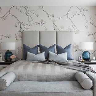 Modelo de dormitorio principal, clásico renovado, sin chimenea, con paredes multicolor