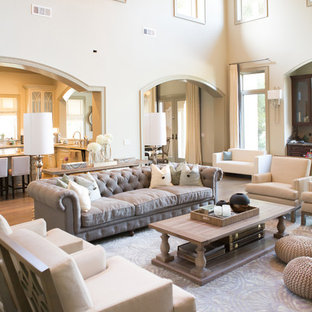 Foto de salón para visitas abierto, clásico, con paredes beige