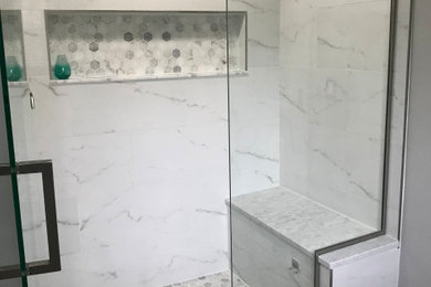 Example of a minimalist bathroom design in Detroit