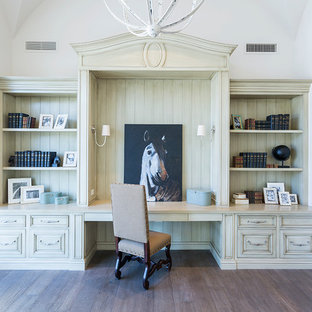 Foto di un ampio ufficio tradizionale con pareti bianche, parquet scuro, scrivania incassata e pavimento marrone