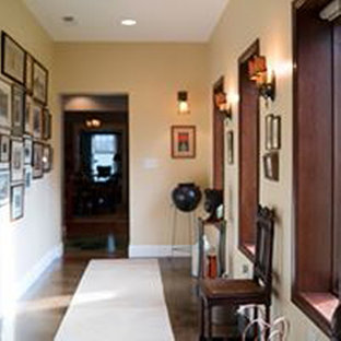 Idéer för vintage hallar, med beige väggar, betonggolv och brunt golv