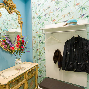 Idéer för små eklektiska foajéer, med flerfärgade väggar, terrazzogolv, en dubbeldörr, en vit dörr och grönt golv