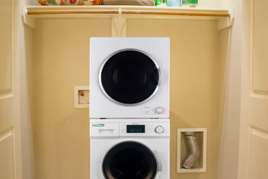 Minimalist laundry room photo in Houston
