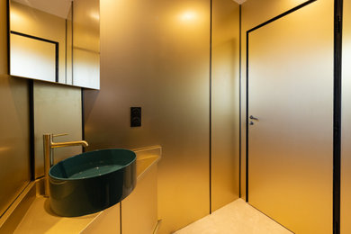Inspiration pour une petite salle de bain traditionnelle avec un lavabo posé.