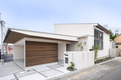 Стильный дизайн: белый частный загородный дом с металлической крышей - последний тренд