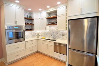 Exempel på ett litet klassiskt kök, med en enkel diskho, skåp i shakerstil, vita skåp, bänkskiva i kvartsit, stänkskydd i keramik, rostfria vitvaror och ljust trägolv