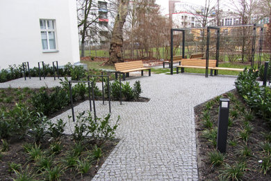 Großer Klassischer Patio hinter dem Haus mit Natursteinplatten in Berlin