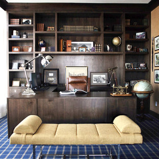 ロサンゼルスの大きいモダンスタイルのおしゃれな書斎 (ベージュの壁、カーペット敷き、造り付け机) の写真