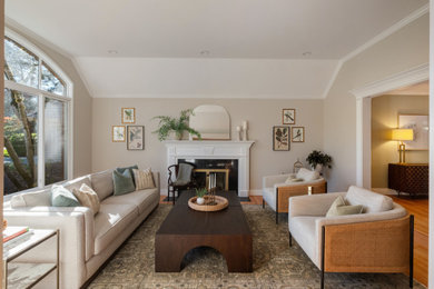 Transitional home design photo in Los Angeles