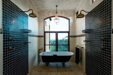 Photo of a traditional bathroom in Gold Coast - Tweed.