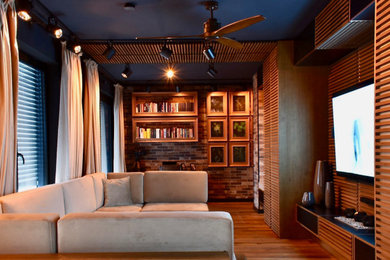 Geräumiges Modernes Wohnzimmer im Loft-Stil mit brauner Wandfarbe, Kaminumrandung aus Holz, Multimediawand und braunem Boden in Frankfurt am Main