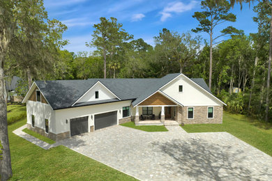Example of an arts and crafts exterior home design in Jacksonville