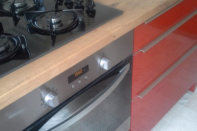 Cette photo montre une cuisine moderne.