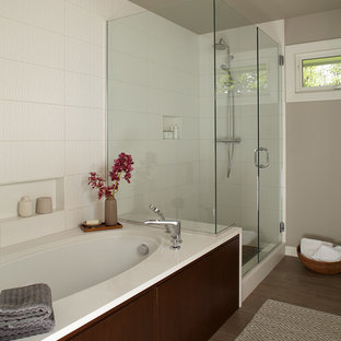 Immagine di una stanza da bagno padronale minimalista di medie dimensioni con lavabo sottopiano, consolle stile comò, ante bianche, top in quarzite, vasca sottopiano, doccia aperta, WC monopezzo, piastrelle bianche, piastrelle in ceramica, pavimento in gres porcellanato e pareti beige