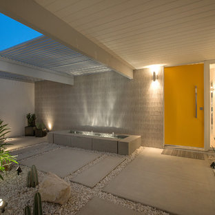 Выдающиеся фото от архитекторов и дизайнеров интерьера: входная дверь в стиле ретро с одностворчатой входной дверью и желтой входной дверью