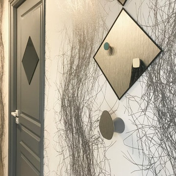 Des miroirs correctifs Feng Shui donnent du relief en reflétant le mur opposé