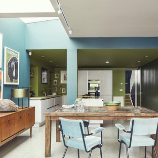 ダブリンの中サイズのエクレクティックスタイルのLDKの画像 (マルチカラーの壁)