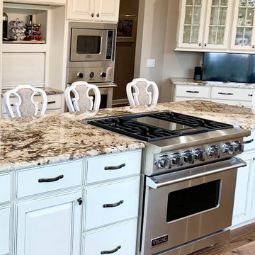LeClaire Iowa Traditional Kitchen With Viking Appliances