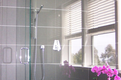 サンフランシスコにある高級な広いトラディショナルスタイルのおしゃれな浴室 (コーナー設置型シャワー、開き戸のシャワー) の写真