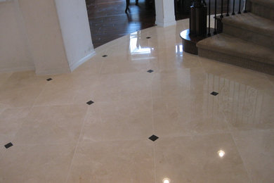 Example of a classic entryway design in Los Angeles