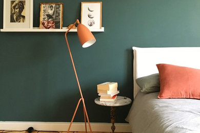 Mittelgroßes Nordisches Hauptschlafzimmer ohne Kamin mit grüner Wandfarbe, hellem Holzboden und beigem Boden in Berlin