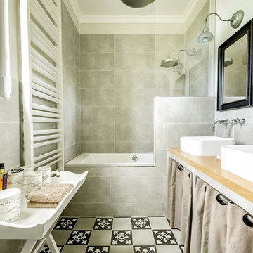 Une salle de bain aux couleurs naturelles et aux détails contrastés.