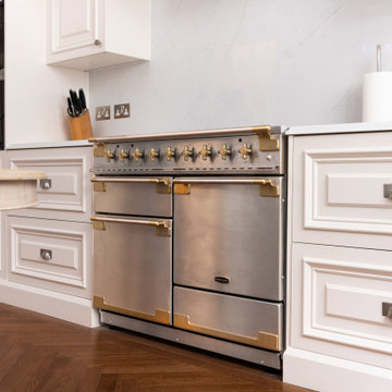 Traditional Lay-On Panelled with Large Mouldings Shaker Kitchen