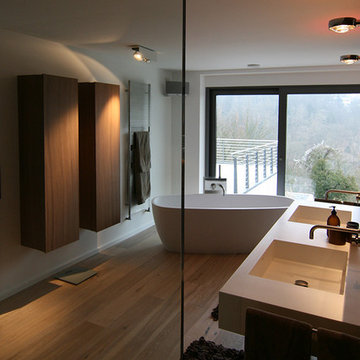Bad mit Fliesen Holzoptik - freistehende Badewanne