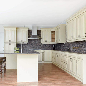 Traditional Kitchen with Open-concept Layout