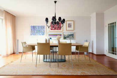 Свежая идея для дизайна: столовая в современном стиле с белыми стенами, темным паркетным полом и коричневым полом - отличное фото интерьера