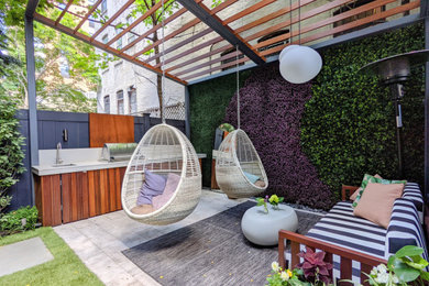 Идея дизайна: маленький участок и сад на заднем дворе в стиле модернизм для на участке и в саду
