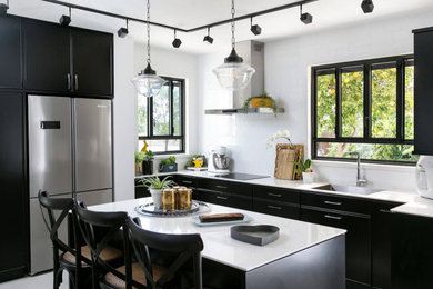 Example of a minimalist kitchen design in Tel Aviv
