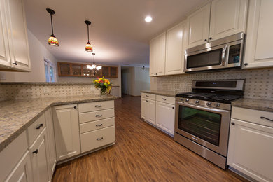 Elegant kitchen photo in Sacramento