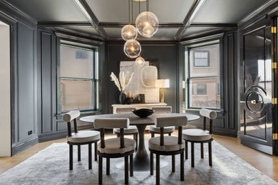 Dining room photo in Chicago