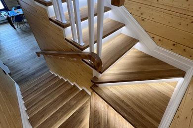 Пример оригинального дизайна: угловая лестница в современном стиле с деревянными перилами