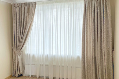 Стильный дизайн: гостиная комната среднего размера, в белых тонах с отделкой деревом в стиле неоклассика (современная классика) с белыми стенами, полом из ламината, бежевым полом и тюлем на окнах - последний тренд