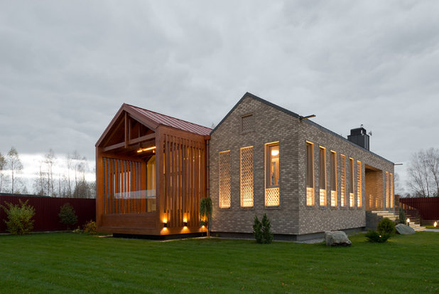 Современный Фасад дома by Le Atelier