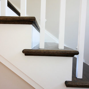 Foto de escalera en U, minimalista, de tamaño medio, con escalones de travertino, contrahuellas de madera y barandilla de madera