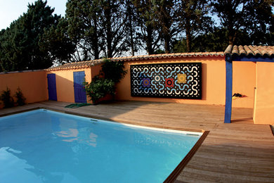 Idées déco pour une piscine méditerranéenne.
