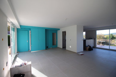 Idées déco pour un grand salon contemporain ouvert avec un mur beige, un sol en carrelage de céramique et un sol gris.