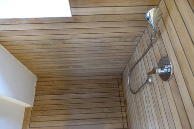 Kleines Modernes Duschbad mit bodengleicher Dusche, dunklem Holzboden und offener Dusche in Nürnberg